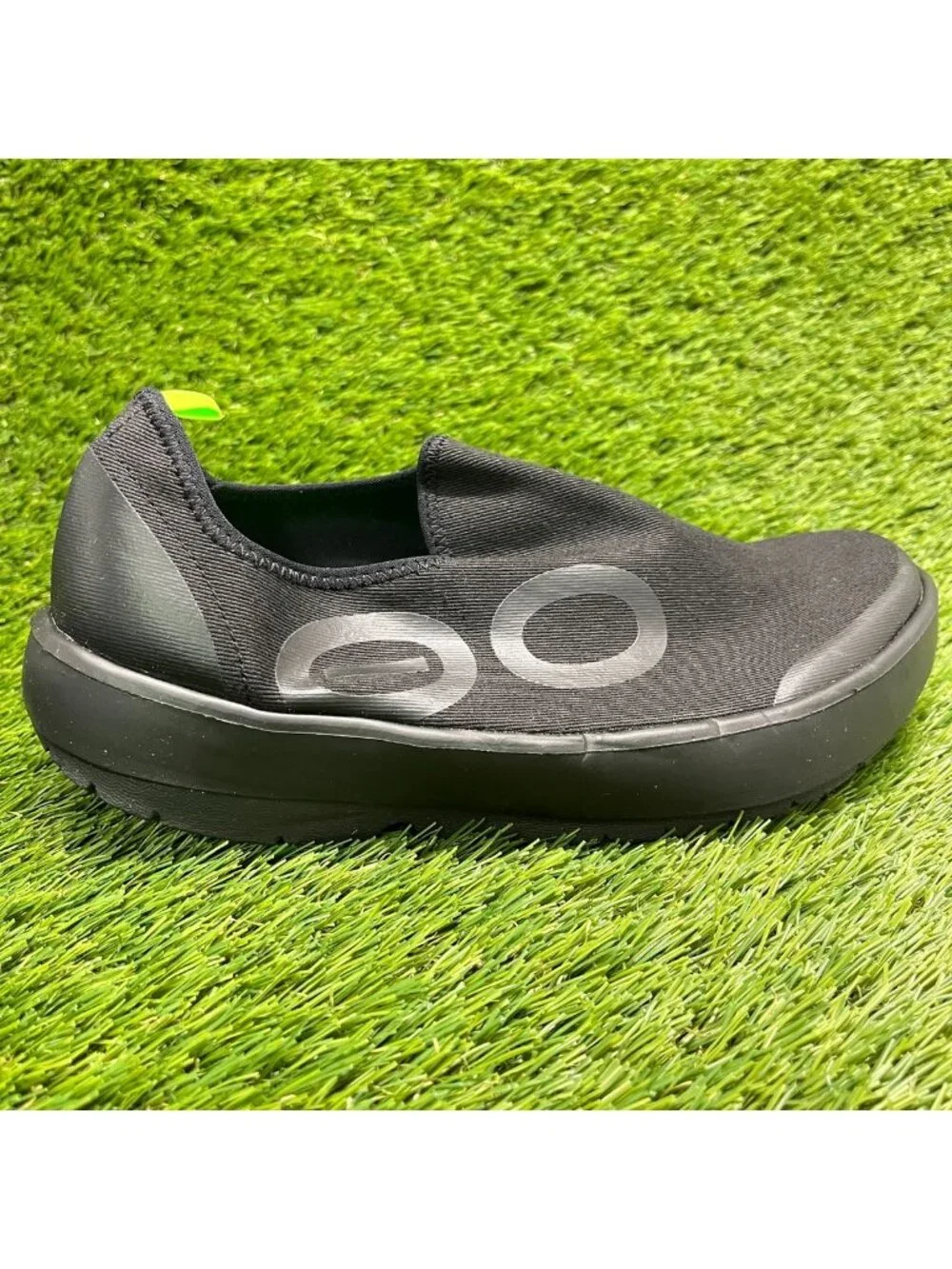 OOFOS OOmg EeZee Low Mens Size 8.5 Black Casual Walking Slip On Recovery Shoes